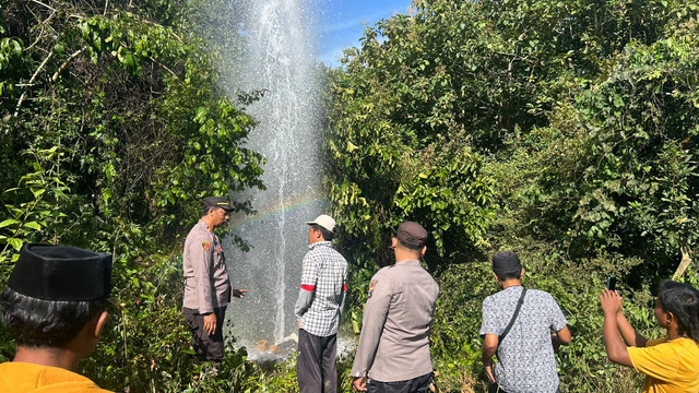 Sumur bor di Dusun Paojajar, Desa Prancak, Kecamatan Pasongsongan, Kabupaten Sumenep, menyemburkan air dan mengeluarkan bau gas. Dok: Polres Sumenep