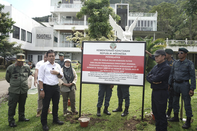 Direktur Jenderal Penegakan Hukum Kehutanan, Dwi Januanto Nugroho, saat menyegel vila Foothill di Bogor. Foto: Dok. Kemenhut