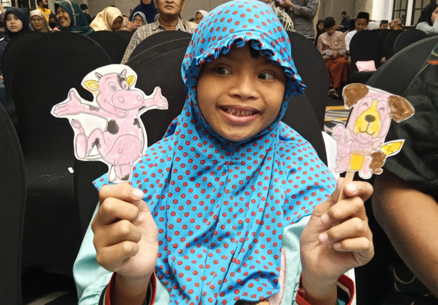 Novita, anak down syndrome, menunjukkan wayang kreasinya. Foto: Masruroh/Basra