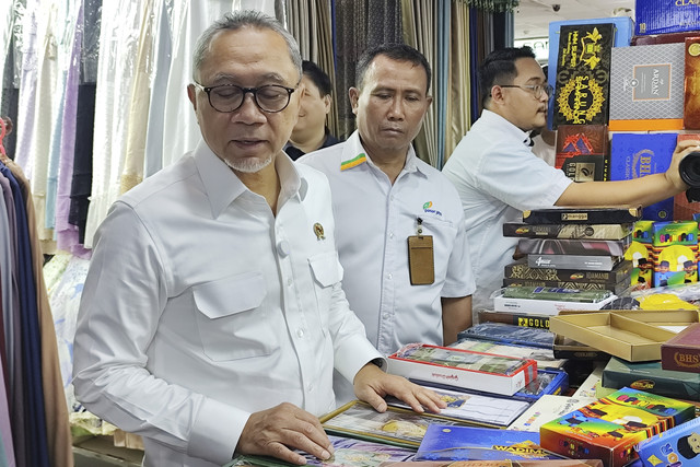 Menko Bidang Pangan Zulkifli Hasan (Zulhas) di Pasar Tanah Abang, Jakarta Pusat, Rabu (12/3/2025).  Foto: Widya Islamiati/kumparan