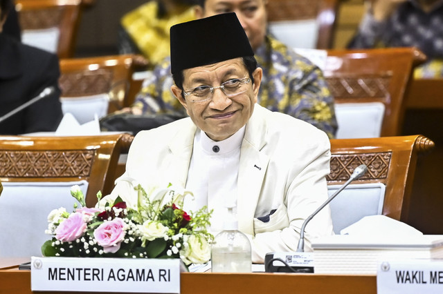 Menteri Agama Nasaruddin Umar bersiap mengikuti rapat kerja bersama Komisi VIII DPR di Kompleks Parlemen, Senayan, Jakarta, Rabu (12/3/2025). Foto: Rivan Awal Lingga/ANTARA FOTO