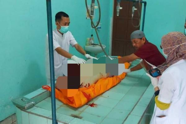 Jenazah bos cucian mobil usai dievakuasi dari lokasi kejadian pembunuhan. Foto : Istimewa