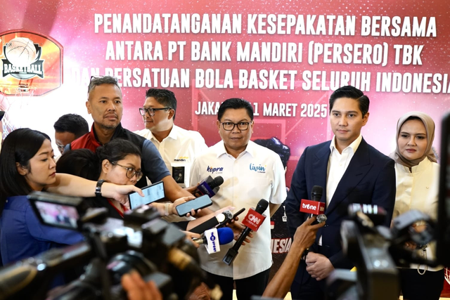 Direktur Utama Bank Mandiri, Darmawan Junaidi (ketiga dari kanan) dan Ketua Umum Perbasi Budisatrio Djiwandono (kedua dari kanan) pada penandatanganan kesepakatan antara Bank Mandiri dengan Persatuan Bola Basket Seluruh Indonesia (Perbasi) di Jakarta, Selasa (11/3). Foto: Dok. Bank Mandiri