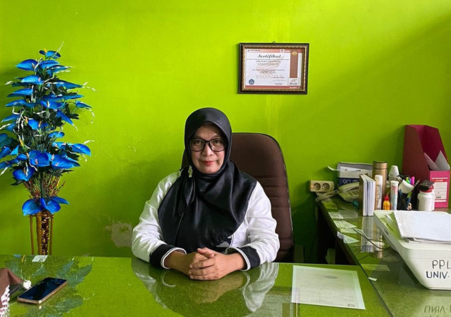 Kepala SMK PGRI 1 Palembang, Nurhidayatika. Foto : Dok. SMK PGRI 1 Palembang