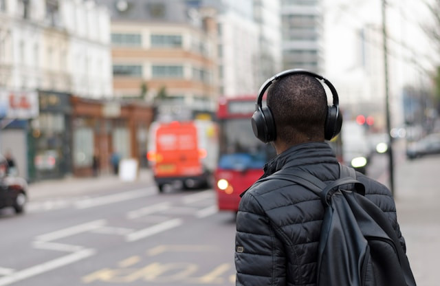 Ilustrasi Hukum Mendengarkan Musik Saat Puasa. Foto: dok. Unsplash/Henry Be