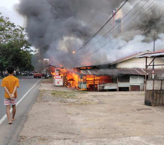 Kebakaran yang terjadi di Jalan Husein Hamzah (Pal 5), Pontianak. Foto: Dok. Istimewa