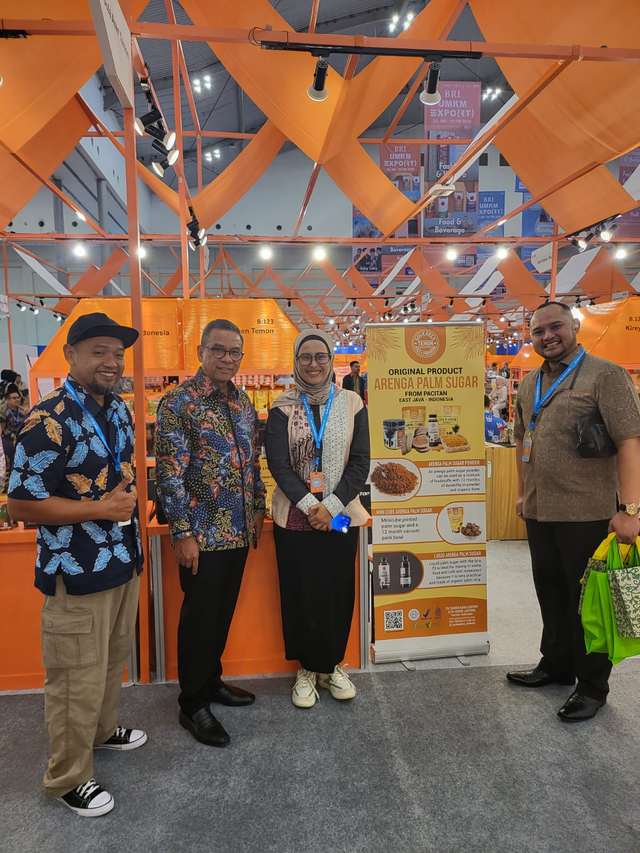 Gula Aren Temon, Kecamatan Arjosari, Kabupaten Pacitan yang diprakarsai Mega (kedua dari kanan) saat mengikuti BRI UMKM EXPORT 2025 di ICE BSD City, Tangerang. Foto: Dok. BRI