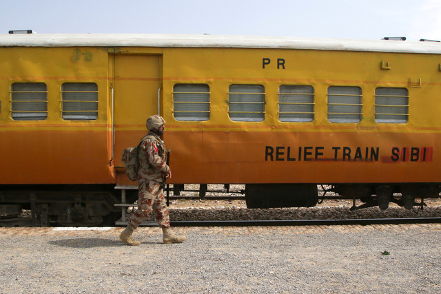 Tentara Angkatan Darat Pakistan berjaga setelah serangan terhadap kereta api oleh militan separatis di stasiun kereta api Mushkaf, Balochistan, Pakistan, Rabu (12/3/2025). Foto: Naseer Ahmed/ REUTERS