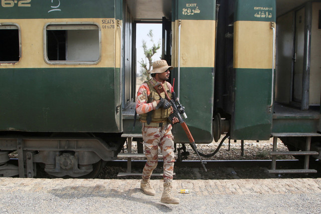 Tentara Angkatan Darat Pakistan berjaga setelah serangan terhadap kereta api oleh militan separatis di stasiun kereta api Mushkaf, Balochistan, Pakistan, Rabu (12/3/2025). Foto: Naseer Ahmed/ REUTERS