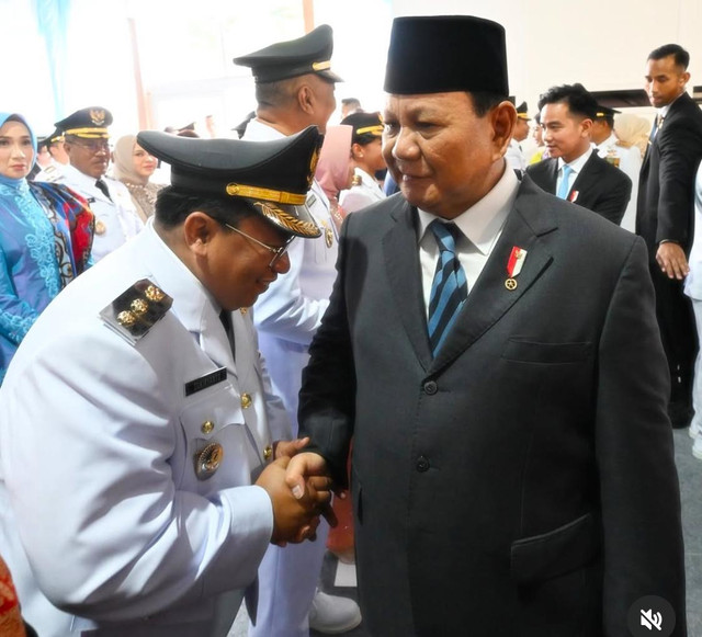 Bupati Kubu Raya, Sujiwo saat bersalaman dengan Presiden Prabowo. Foto: Dok. Instagram @sujiwo