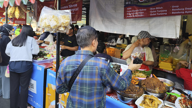 Sejumlah pedagang menawarkan dagangannya kepada pembeli saat Bazar Takjil di Bendungan Hilir, Jakarta, Rabu (12/3/2025). Foto: Najma Ramadhanya/kumparan