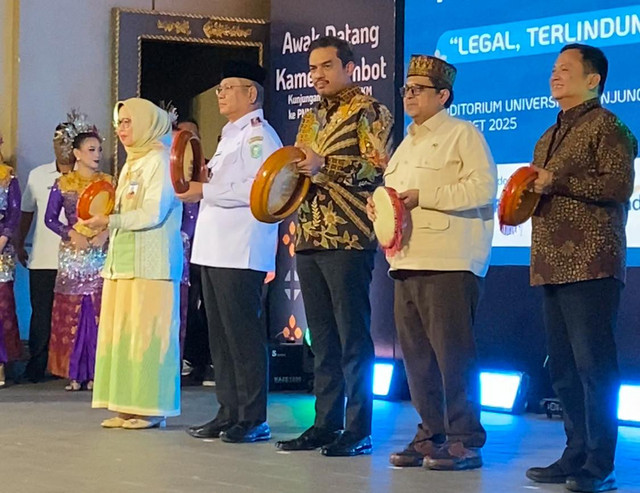 Penabuhan rebana menandai launching Festival Kemudahan dan Perlindungan Usaha Mikro di Kalbar. Foto: Yulia Ramadhiyanti/Hi!Pontianak