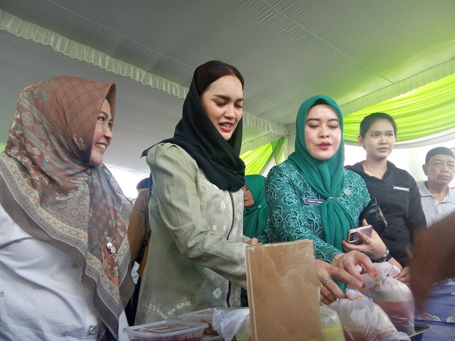 Wakil Ketua TP PKK, Putri Azizah Prima Salam sedang berbelanja di salah satu tenant UMKM di Pasar Bedug Ramadan 2025/Anyelir. 