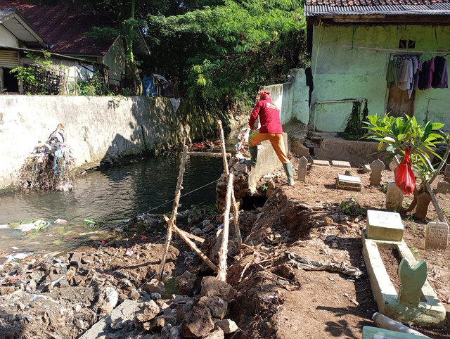 Proses pembongkaran bangunan diatas saluran sungai | Foto : Ist