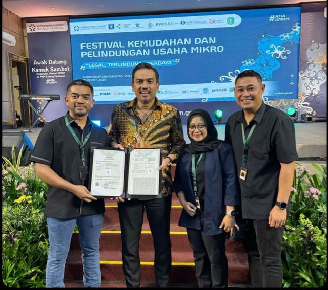 Owner Coffee Shop 5cm saat menerima sertifikat merek dagang yang diserahkan langsung oleh Maman Abdurrahman di  Festival Kemudahan dan Perlindungan Usaha Mikro. Foto: Dok, Istimewa