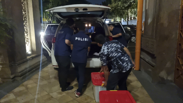 Penyidik Kortas Tipikor Bareskrim Mabes Polri di Kantor Regional 4 PT Perkebunan Nusantara (PTPN) 1 di Jalan Merak, Kecamatan Krembangan, Surabaya, Rabu (12/3/2025). Foto: Farusma Okta Verdian/kumparan