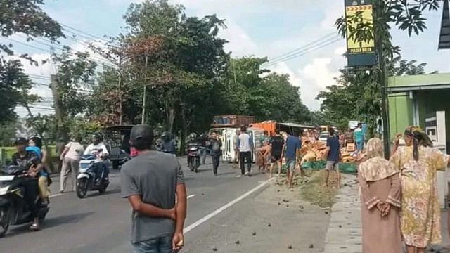 Kecelakaan lalu-lintas di Jalan Raya Bojonegoro-Babat, turut Desa Balen, Kecamatan Balen, Kabupaten Bojonegoro, Jawa Timur. Rabu siang (12/03/2025) (Aset: Istimewa)