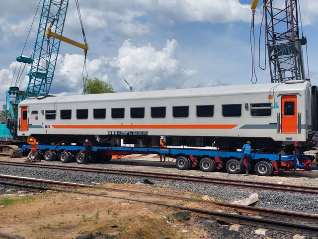 Penambahan gerbong kereta api. | Foto: Dok Humas KAI Divre IV Tanjung Karang