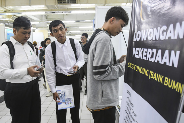 Sejumlah warga mencari informasi lowongan pekerjaan saat bursa kerja di Thamrin City, Jakarta, Rabu (12/3/2025). Foto: Sulthony Hasanuddin/ANTARA FOTO 