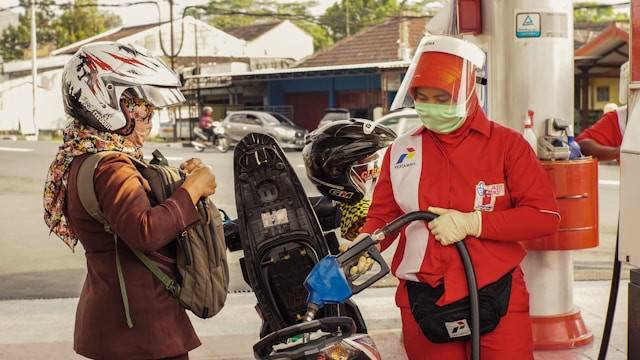 Seragam Pertamina Sesuai Jabatan. Foto hanya ilustrasi. Sumber foto: Unsplash/Visual