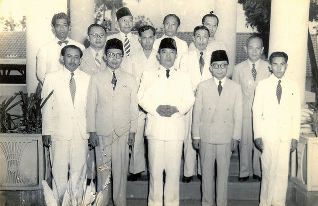 Sukarno diapit Natsir dan Hatta bersama tokoh bangsa lainnya. Foto: Internet