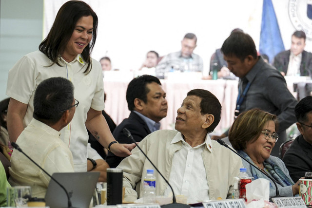 Wakil Presiden Filipina Sara Duterte menyapa ayahnya, mantan Presiden Filipina Rodrigo Duterte, saat sidang House Quad Committee di Quezon City, Metro Manila (Sumber: Kumparan)