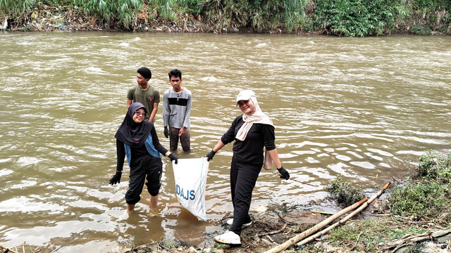 Dokumentas kegiatan volunteer clean up kali ciliwung Kota Depok dibagian daratan, yang diselenggarakan Mapala Halmahera, Nurul Fikri.