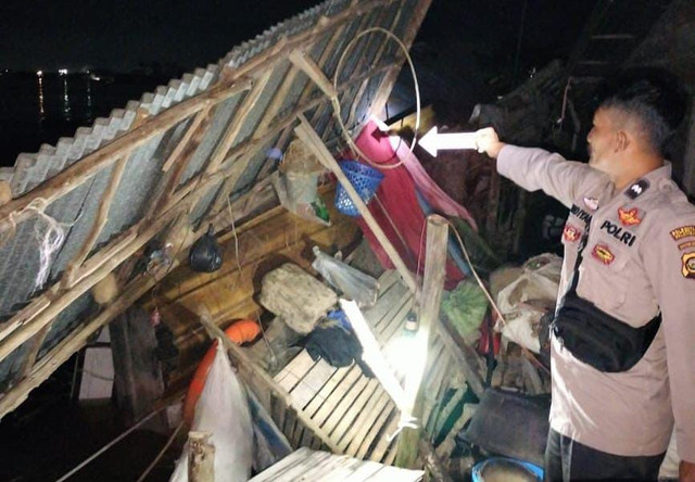 Suasana seusai rumah warga di tepian Sungai Musi ditabrak kapal tongkang bermuatan batu bara. Foto : Dok. Polsek Kertapati Palembang