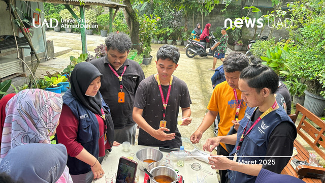 KKN Universitas Ahmad Dahlan (UAD) saat mempraktekkan pembuatan lilin aromaterapi (Dok. KKN I.A.1)