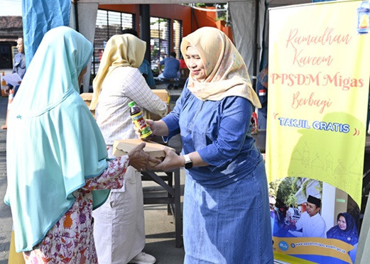 PPSDM Migas Bagikan Ratusan Takjil Gratis di Pekan Pertama Ramadhan 1446 H. (Dok. Humas PPSDM Migas)