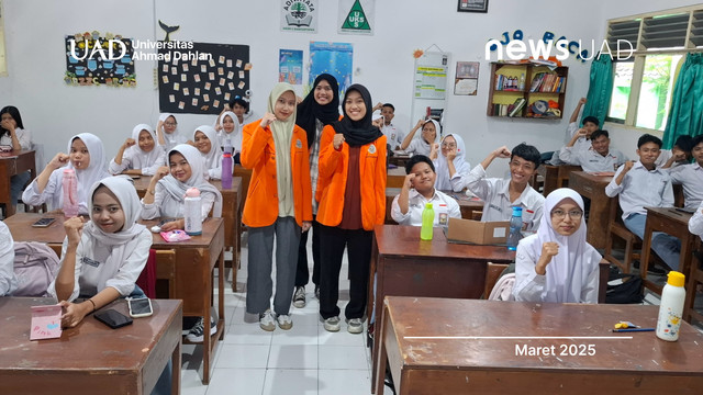 Mahasiswa Universitas Ahmad Dahlan (UAD) Bersama Siswa SMA N 2 Banguntapan (Dok. Nafisa)