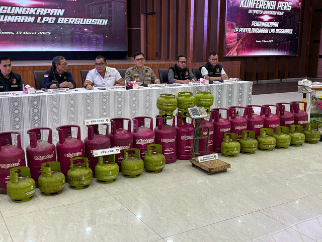 Konpers Dittipidter Bareskrim Polri tentang pengungkapan penyalahgunaan LPG bersubsidi di Mabes Polri, Jakarta pada Kamis (13/2). Foto: Abid Raihan/kumparan