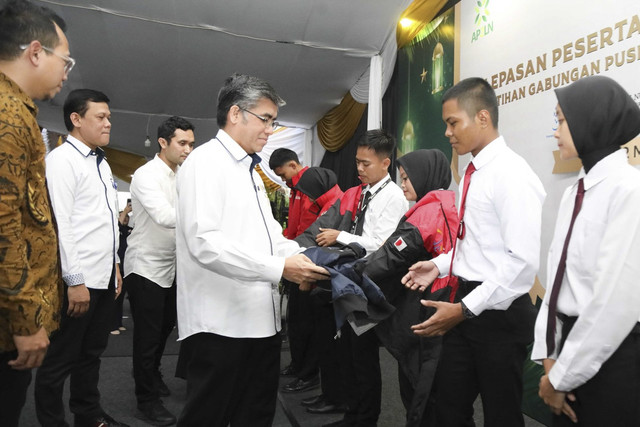 Menaker Yassierli melepas 246 peserta pemagangan ke Jepang di Jiritsu Nusantara, Bogor, Rabu (12/3/2025). Foto: Dok. Kemnaker