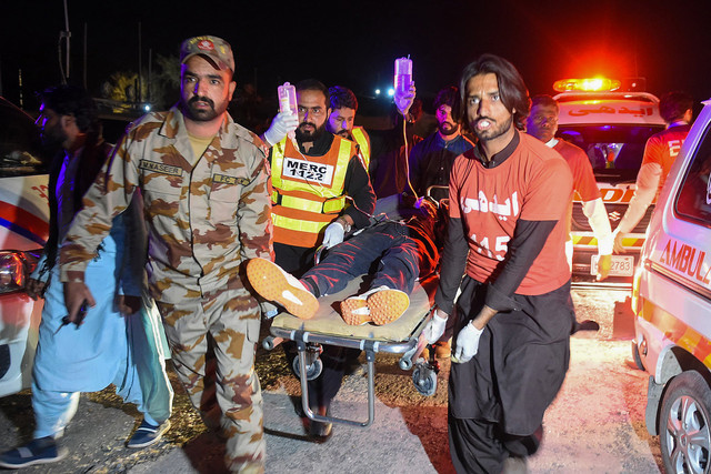 Suasana evakuasi penumpang kereta yang terluka usai anggota militan bersenjata menawan ratusan penumpang kereta di daerah pegunungan terpencil di Mach provinsi Balochistan barat daya pada 12 Maret 2025. Foto: Banaras KHAN / AFP