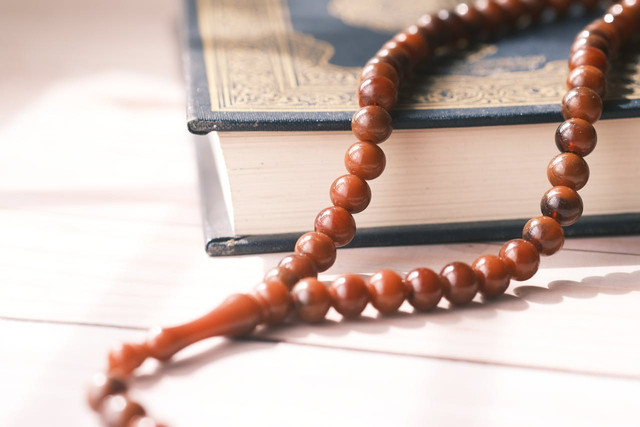 Ilustrasi Al-Qur'an dan tasbih. Foto: Unsplash