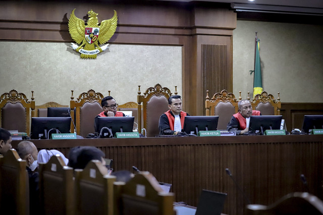 Majelis Hakim Pengadilan Tipikor Jakarta memimpin jalannya sidang terakit kasus dugaan korupsi impor gula Thomas Lembong di Pengadilan Tindak Pidana Korupsi, Jakarta, Kamis (13/3/2025). Foto: Jamal Ramadhan/kumparan