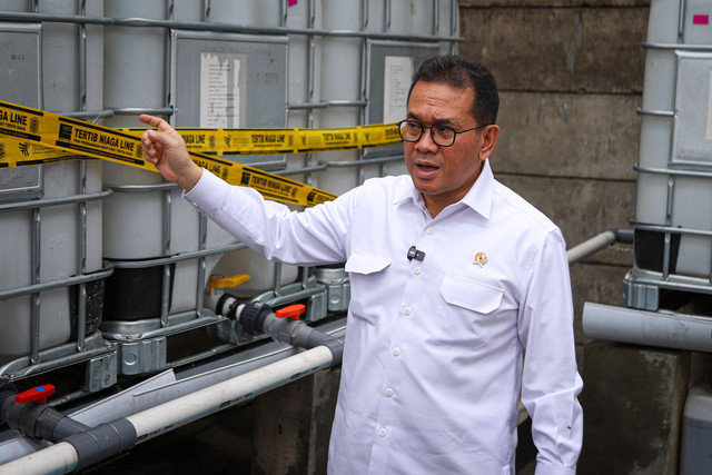 Menteri Perdagangan RI Budi Santoso mengekspose kepada publik lokasi produksi praktik pengurangan takaran minyak goreng merek MinyaKita oleh salah satu produsen di Karawang, Jawa Barat, Kamis (13/3/2025). Foto: Iqbal Firdaus/kumparan