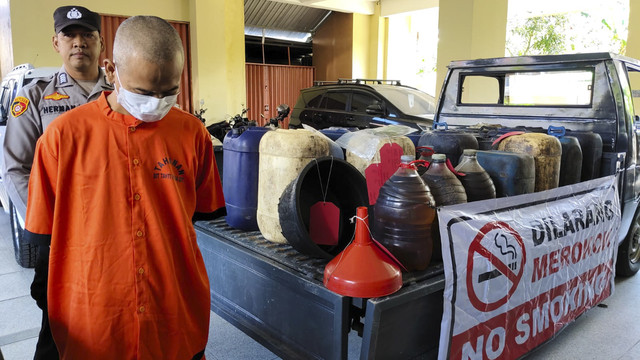 AM (41) tersangka penyalahgunaan solar subsidi bermodus membeli barcode My Pertamina di marketplace dan modifikasi tangki mobil ditangkap Polda DIY, Kamis (13/3/2025). Foto: Arfiansyah Panji Purnandaru/kumparan