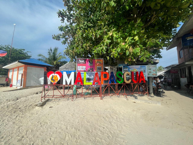 Pulau Malapascua tampak alami dengan pantai pasir putih dan infrastruktur minimal. Foto: Dokumentasi Pribadi (Rahma Juwita).