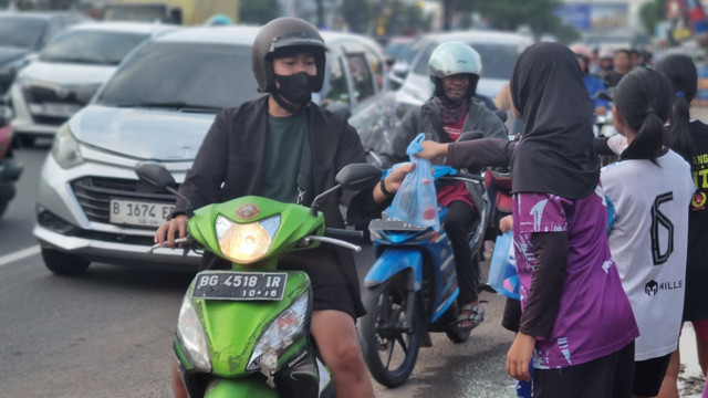 Para pemain SSB Wanita Tangerang Raya sedang bagi-bagi takjil di Ramadhan 2025, Rabu (13/3). Foto: Dok. Tangerang Raya