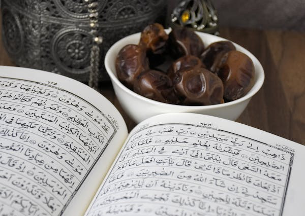 Ilutrasi Tema nuzulul quran 2025. Foto:Unsplash/khats cassim