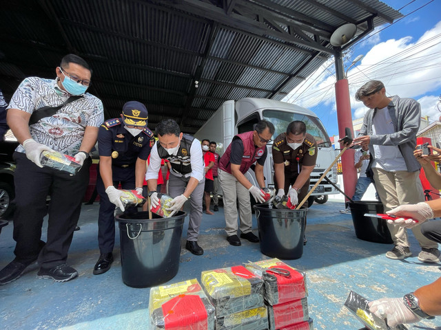 Polda Kalbar musnahkan sabu di halaman Ditresnarkoba Polda Kalbar pada Kamis, 13 Maret 2025. Foto: Rabiansyah/Hi!Pontianak