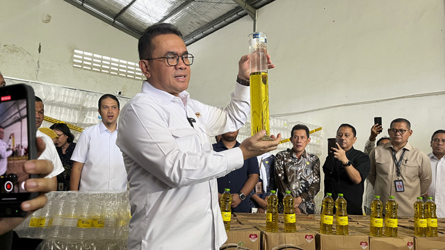 Menteri Perdagangan (Mendag) Budi Santoso di pabrik PT AEGA, Karawang, Jawa Barat, Kamis (13/3/2025). Foto: Widya Islamiati/kumparan