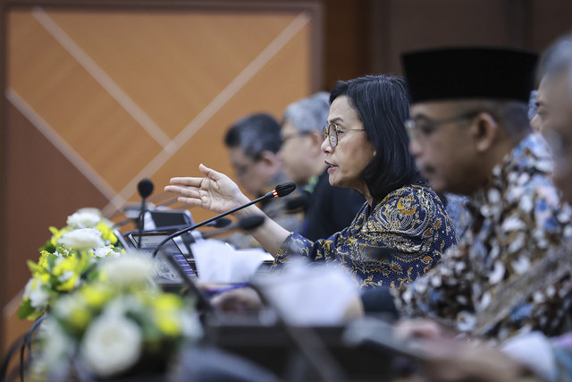 Menteri Keuangan Sri Mulyani Indrawati (tengah) menyampaikan paparan pada konferensi pers APBN KiTa di Jakarta, Kamis (13/3/2025). Foto: Dhemas Reviyanto/ANTARA FOTO