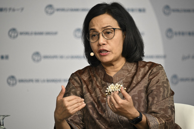 Menteri Keuangan Indonesia Sri Mulyani Indrawati menyampaikan paparan saat pertemuan musim semi IMF-Grup Bank Dunia di kantor pusat Bank Dunia, Washington DC, Amerika, Serikat, Kamis (18/4/2024). Foto: Mandel Ngan/AFP