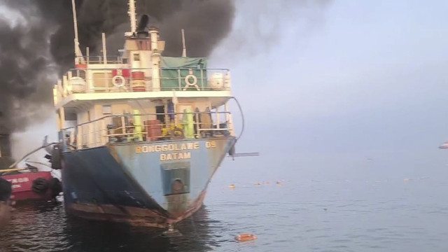 Kapal tug boat Roselyne 08 dan kapal tanker MT Ronggolawe yang berkapasitas 300 GT kebakaran di perairan utara Kecamatan Paciran, Kabupaten Lamongan, pada Kamis (13/3/2025). Foto: Dok. Polres Lamongan