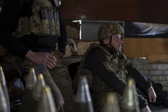 Prajurit Ukraina dari brigade Khartia mempersiapkan Howitzer M101 sebelum menembak ke arah posisi Rusia di wilayah Kharkiv, Ukraina, Rabu (12/3/2025). Foto: Alex Babenko/AP Photo