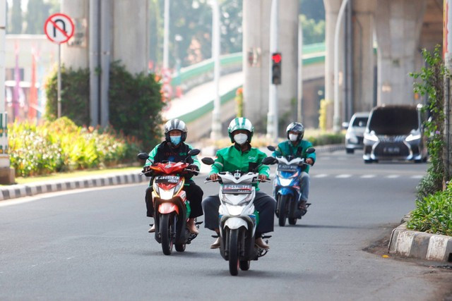 Ilustrasi mitra ojek online yang mendapat tunjangan hari raya (THR). Foto: Iqbal Firdaus/kumparan