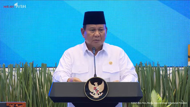 Presiden Republik Indonesia, Prabowo Subianto memberikan arahan pada acara peluncuran Mekanisme Baru Tunjangan Guru ASN Daerah Langsung ke Rekening Guru, 13 Maret 2025. Foto: YouTube/ Sekretariat Presiden