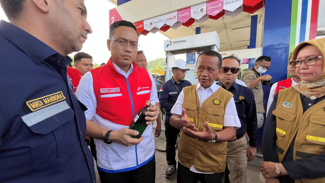 Menteri ESDM Bahlil Lahadalia dan Dirut Pertamina Simon Aloysius Mantiri  mengecek kualitas BBM di SPBU Gerem, Cilegon, Banten, Kamis (13/3/2025). Foto: Fariza Rizky Ananda/kumparan